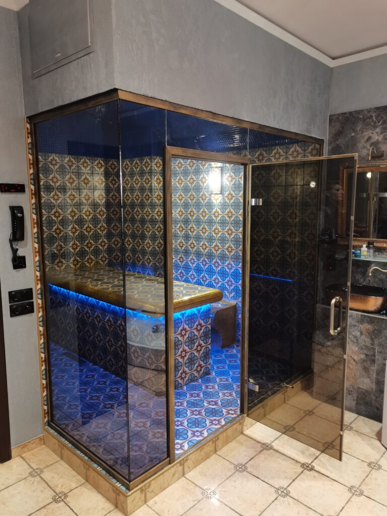 Стеклянные душевые и перегородки в СПА-салоне у м. Арбатская — работа Wall Glass