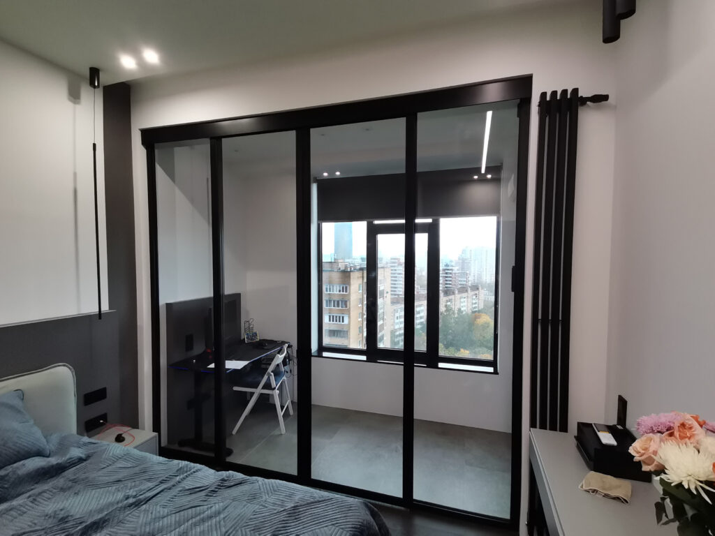 LOFT-перегородка с раздвижной дверью в квартире, ЖК «Серебряный Парк» — работа Wall Glass